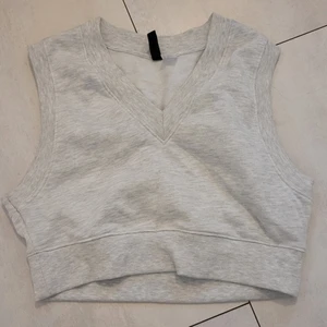 Väst i storlek S - Grå väst, bra material, aldrig använt så plagget är precis som ny men prislappen är tyvär inte kvar OBS! Frakt ej inkluderat men pris går alltid att diskutera 🤍🤍 (går att be om flera bilder)