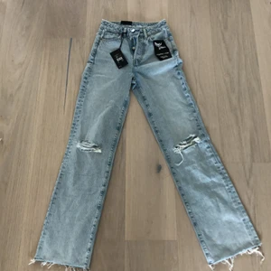 jeans  - säljer mina nya bikbok jeans, aldrig använda för de va lite små på mig!, har hål i benet och en fin ljusblå färg! kan mötas i sthlm och frakta!💞