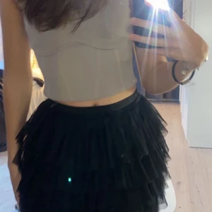 Volangkjol  - Säjer denna jättefina volangkjol från zara, använd ca 2 gånger. Som helt ny 🙏🏽❤️‍🔥 