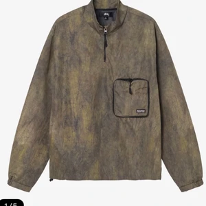 Stussy pullover  - Stussy jacka storlek M köpt för 2100kr använd 1 gång så i helt nytt skick