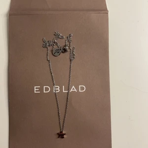 Halsband ifrån Edblad!! - Superfint stjärnhalsband ifrån Edblad i äkta silver!! Säljer då jag fick två likadana i present, därmed inte heller använd❤️❤️