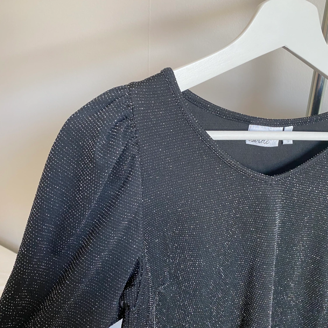 Svart tröja med silver detaljer  - 90