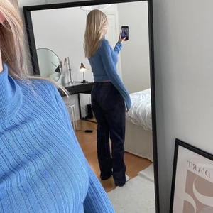 Finstickad blå polotröja - Köpt från asos, strl 32 men är väldigt elastisk och najs tyg. Superfin blå färg, tyvärr har jag inte tillräckligt med användning för den