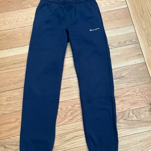 Champion  - Ett par super snygga och super sköna Champion mjukisbyxor i storlek 162/167 som är u super bra skick 