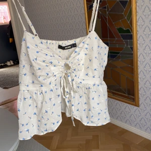 Sommarlinne  - Ett supergulligt sommarlinne från Bikbok, köpt förra sommaren men har tyvärr bara kommit till användning 2-3 gånger. 💜