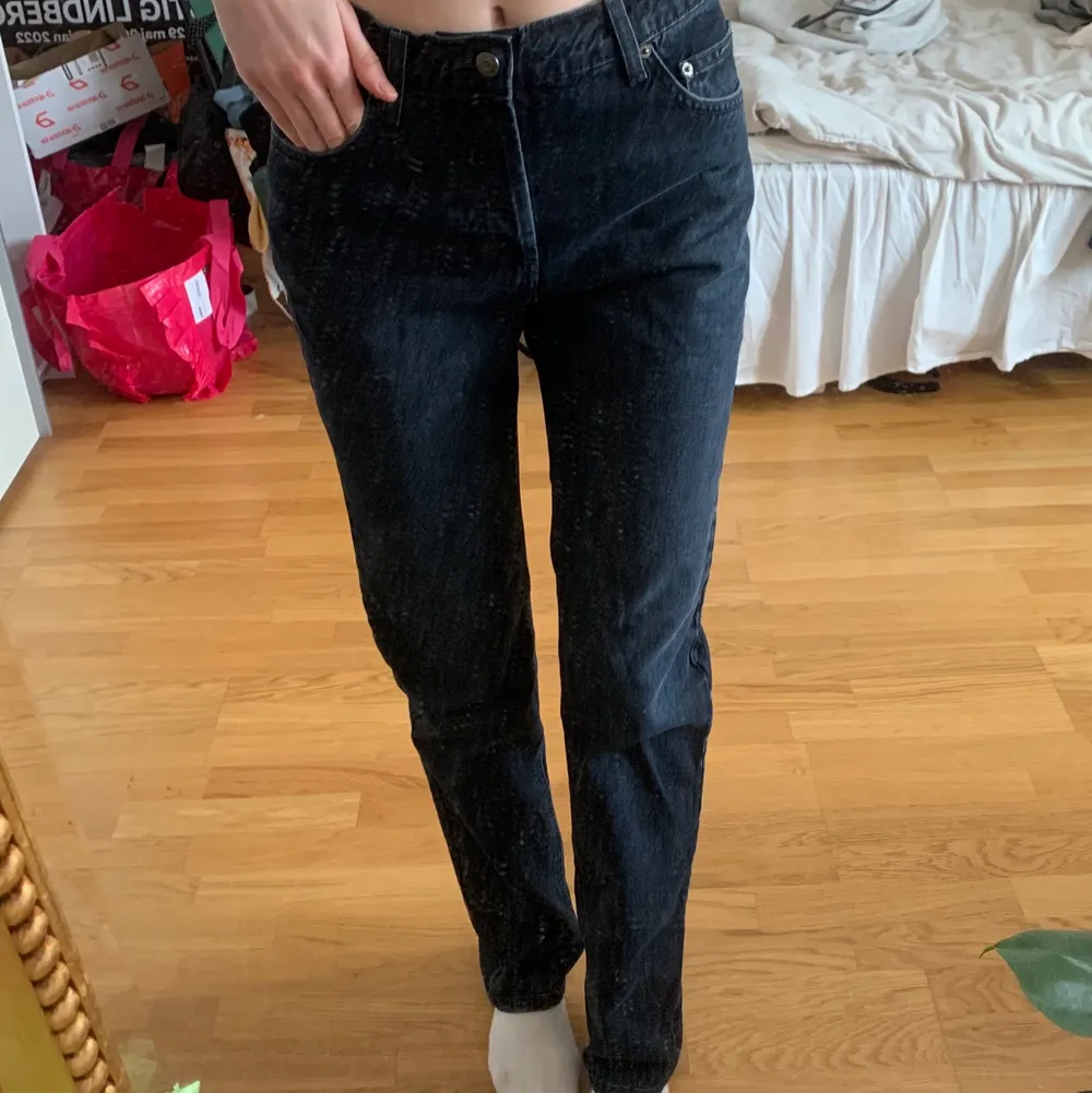 Grå/svarta jeans från ASOS tall i storlek 26/36. Skulle säga att de är stora i storleken! Jag är 181 cm lång och dessa går ner i golvet på mig🙌🏼🙌🏼 Stänger med knappt, se sista bilden. Lappen är borttagen men de är aldrig använda❣️ Köpare står för frakt . Jeans & Byxor.