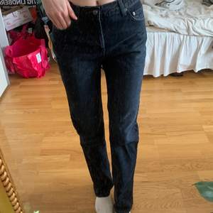 Grå/svarta jeans från ASOS tall i storlek 26/36. Skulle säga att de är stora i storleken! Jag är 181 cm lång och dessa går ner i golvet på mig🙌🏼🙌🏼 Stänger med knappt, se sista bilden. Lappen är borttagen men de är aldrig använda❣️ Köpare står för frakt 