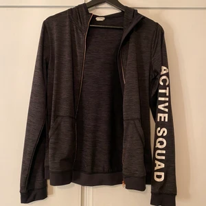 Tränings tröja  - Denna har jag tyvärr växt ur. Den är super skön och fin. Men passar mig inte längre. Den är i tränings material och är perfekt att träna i.