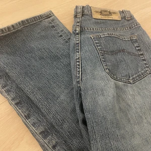Lågmidjade jeans - Lågmidjade jeans från genuine flash comfort. Jättefina och sköna. Köpta förra året och är i väldigt bra skick. Kontakta gärna vid frågor eller om du vill ha fler bilder❤️