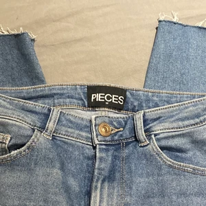 Jenas  - Nyskick fina jeans knappt använda då de blev för små för mig🌸