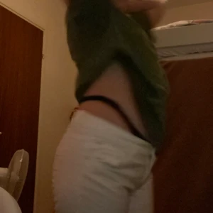 Vita jeans🤍 - Köpte de på second hand o vet ej om jag vill ha kvar de. De är lite långa på mig som är 162-163, säljer endast vid bra bud💗