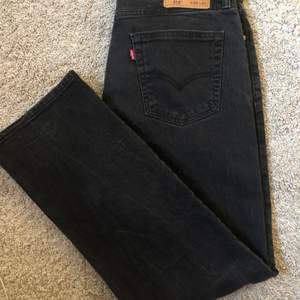 Svarta Levis jeans 514, storlek 34/30 sitter som 32/30. Fint skick, nästan aldrig använda. PRIS: 150kr!