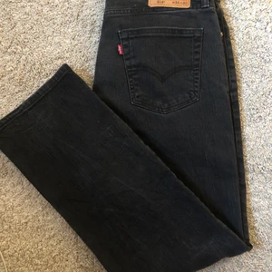 Levis jeans 514 34/30 - Svarta Levis jeans 514, storlek 34/30 sitter som 32/30. Fint skick, nästan aldrig använda. PRIS: 150kr!
