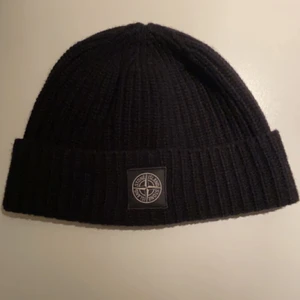 ÄKTA STONE ISLAND MÖSSA  - Köpt från NK Stockholm, tröttnat på den och har då ingen användning av den. Är i toppskick. Klippte av taggsen för att det var så väldigt oskönt. Storlek ONE SIZE. 