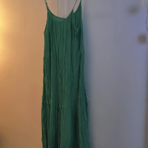 Ellos klänning 42-44 - Aldrig använd. Strl 42-44. Åt turkos hållet.