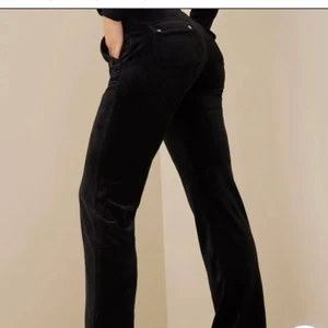Juicy catour - Säljer nu mera mina svarta juicy byxor i stolek S bra skick använda Max 2 gånger. Säljer dessa för att jag  råkade ta fel stolek🤷‍♀️🤣