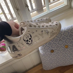 Ed hardy skor - Säljer nu mina Ed hardy skor! De är köpta ungefär för en månad sen så de är i sjukt bra skick. Använda kanske 7 gånger! Jag säljer de då dom inte kommer till användning som jag tänkte och har andra skor jag gillar mer!