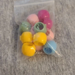 Shein - Det är små färgglada pärlor man kan söta i håret tex när man har flätat det eller när man har utsläppt hår eller också när man har hästsvans.