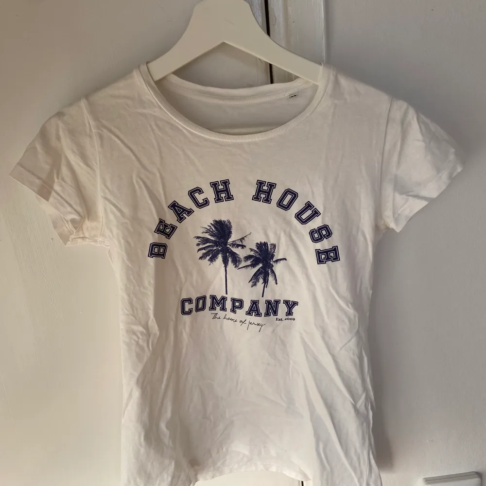 Vit tröja från beach house som är för lite för mig! Använd ett fåtal gånger💞. T-shirts.