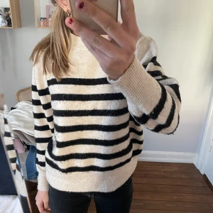 Stickad tröja  - Jättefin stickad tröja, från hm och i fint skick❤️skriv vid intresse 