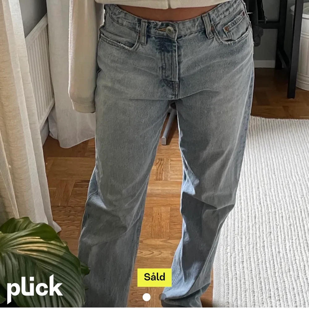 Säljer dessa mid rise straghit leg zara jeans i storlek 34, säljer då det är för små för mig! Dem är i bra skick då de är knappt använda! Andra bilden är ett par likadana jeans fast i storlek 38 på mig. Jeans & Byxor.