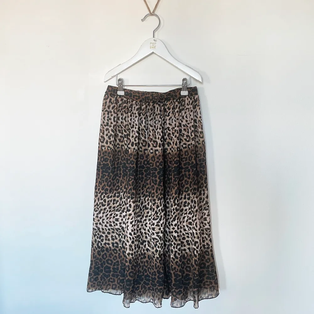 Luftig och fin leopard mönstrad kjol som både går att klä upp och klä ner. Köpt på nelly, använd endast fåtal gånger därmed nyskick.. Kjolar.