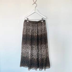 Luftig och fin leopard mönstrad kjol som både går att klä upp och klä ner. Köpt på nelly, använd endast fåtal gånger därmed nyskick.