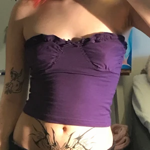 lila bandeau top - en bustier inspirerad top som jag sytt själv👾sitter där den ska, storlek XS/A-kupa. endast använd en gång. (den är sydd i samma mall som den beiga toppen i min profil!)