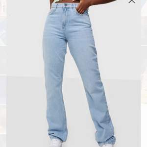 Skitsnygga raka jeans från Nelly, sitter jättebra men säljer då jag har andra liknande. Avklippta så att de passar mig som är 166 men fortfarande lite för långa. Strl 34 men passar även 36, nypris 599kr💗