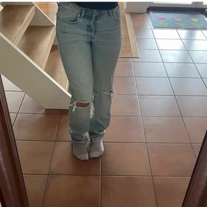 Mid rise jeans zara  - Första och tredje bilden är lånade! Kom privat för egna bilder. Säljer dessa fina mid rise jeansen från zara då jag aldrig använt dom, storlek 36/S men passar 34/XS!💞