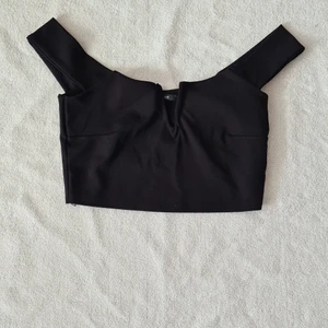 Top  - Svart kort top med en V öppning