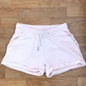 Ljusrosa shorts - Ljusrosa shorts med fickor och snöre. Inte kommit till användning då de ej passar mig eller är i min stil. Säljes nytvättade och är i storleken 34💗