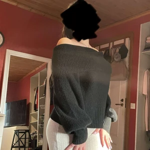 Stickad tröja från Gina Tricot. Strl M. - Inte använt så mycket, frakt ingår inte.