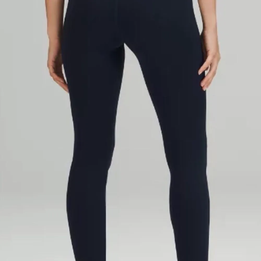 Säljer dessa marinblå lululemon taights. Super sköna och perfeka att träna och yoga i. Storlek 8 och passar en S-M. Köpta för ca 1 år sedan på lululemon butik på Nya Zeeland. Det är använda men fortfarande i fint skick. Nypris 1000 kr, jag säljer för 350. Skriv för fler bilder❤️❤️. Jeans & Byxor.