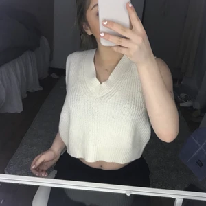 Stickad väst - Säljer denna stickade topp/väst som inte kommer till användning längre (spegeln är smutsig inte plagget)❤️