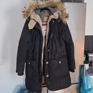 Parajumper inuit - Vinterjacka parajumper inuit köpt för 10500 på NK i sthlm för 4 år sen. Använd och behöver ny dragkedja då den gått sönder när ja va gravid. Behövs även en kemtvätt.  Ser bra ut i övrigt. 