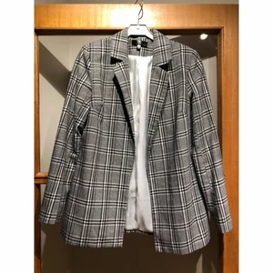 Rutig kavaj - Rutig kavaj med axelvaddar från Missguided, storlek 34. Använd två gånger.