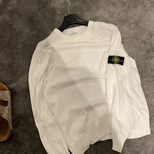 Stone island sweatshirt storlek L - Stone island sweatshirt storlek L. Riktigt skön och bra för sommarn. Condition 8/10. Äkta✅