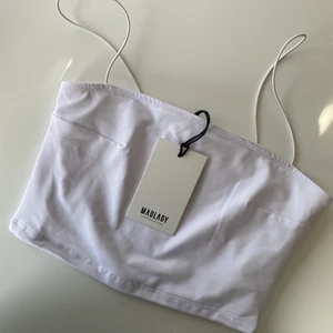 Nytt linne MADLADY - Helt nytt linne med smala band ifrån MADLADY, säljs pågrund av att det inte kommit till användning. Nypriset var runt 150-200kr säljer för 70kr