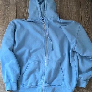 Blå Brandy Melville hoodie - Blå Brandy Melville hoodie. Är i bra skick och har bara använts några gånger. Köparen står för frakten 
