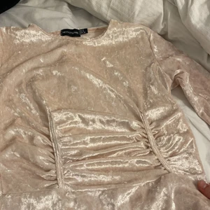 Klänning - En klänning från prettylittlething. Nästan aldrig använd. Storlek 36 men passar också som 34 för sitter åt i midjan 😻 skit snygg enligt mig, sitter bara inte bra på mig 