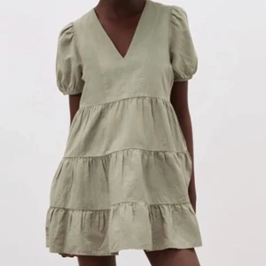 Zara klänning - Intressekoll på denna fina klänning från zara! Storlek Xs ❤️