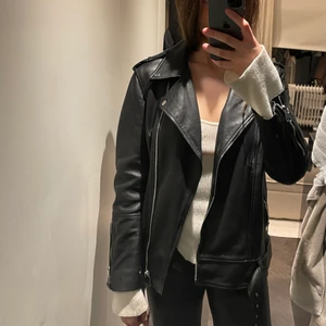 Oversized Skinnjacka i äkta läder från zara  - Oversized skinnjacka från zara som är lite längre i modellen vilket är nice. Nypris 1500:- som i nyskick! säljer för 700. Stl 36 men passar en 34,36 och 38 beroende på hur man vill ha den. 