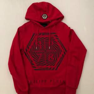 En hoodie och trackpants från Philipp Plein. Inga skador, båda strl M. Kan köpas som ett sett eller var för sig. 1000kr för ett plagg. 1800kr för båda. Säljes med originallåda och tags