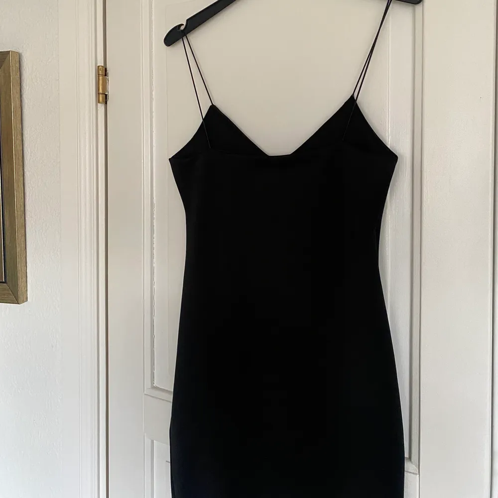 Säljer denna ”lilla svarta klänning” i storlek S för 100 kr. Endast använd 1/2 gånger 💗💗. Klänningar.