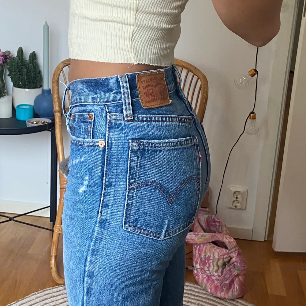 Levis jeans i modellen Wedgie straight🕺🏼🕺🏼 Frakten kommer vara spårbar💕📦. Jeans & Byxor.
