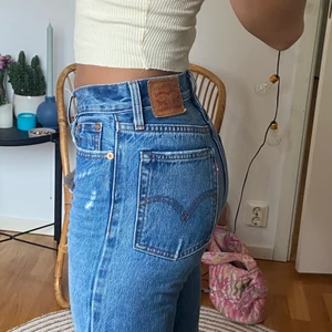 Levis jeans - Levis jeans i modellen Wedgie straight🕺🏼🕺🏼 Frakten kommer vara spårbar💕📦