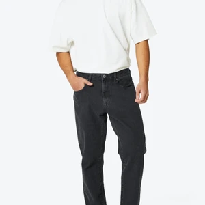 Svarta jeans från carlings, straight fit - Raka svarta jeans från Carlings egna märke, karve. Storlek L (har vanligt 34,32 i jeans). Inga defekter, fint skick.