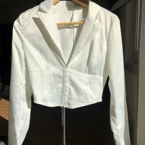 Korsettop i vit - Köpte denna topp från en instagramsida men passar inte mig som jag vill, då jag är strl 34. Strl på toppen är S och tyvärr står det ingen annan märke än detta. Köparen står för frakten