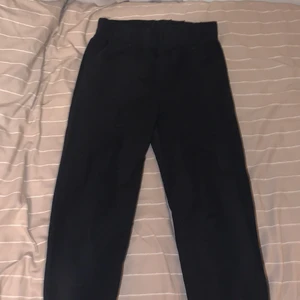 Svarta mjukis byxor - Svarta mjukisbyxor. Använda 1-2 gånger. Bra skick och bra material.